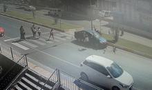 Otomobil yaya geçidine daldı! Anne ve iki kızı...