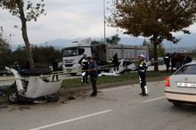Düzce'de feci kaza! Otomobil ortadan ikiye bölündü