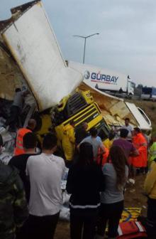 Tarsus'ta TIR devrildi: 1 ölü, 1 yaralı