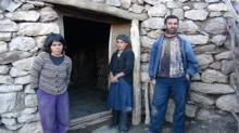 Hoşan Dağı'nın zirvesindeki mağara gibi evde izole yaşam