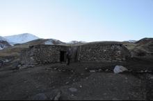 Hoşan Dağı'nın zirvesindeki mağara gibi evde izole yaşam