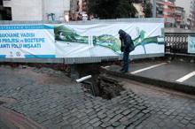 Tarihi köprü yakınındaki köprüde yol çöktü