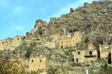 Çukurca'da 400 yıllık kale evler butik otele dönüşüyor