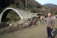 300 yıllık kemer köprü, yol çalışmasında hasar gördü