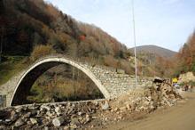 300 yıllık kemer köprü, yol çalışmasında hasar gördü