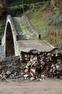 300 yıllık kemer köprü, yol çalışmasında hasar gördü