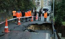 Sarıyer'de yol çöktü