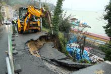 Sarıyer'de yol çöktü
