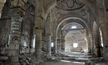 Tarihi kilisede tepki çeken görüntü! Gün geçtikçe yok oluyor