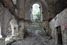 Tarihi kilisede tepki çeken görüntü! Gün geçtikçe yok oluyor