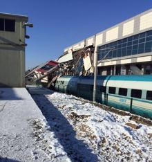 Ankara'da Yüksek Hızlı Tren ile kılavuz tren çarpıştı