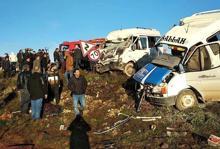 Öğrenci ve işçi servisi çarpıştı: 2 ölü, 14 yaralı