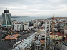 Taksim Camii'nin alemi yerleştirildi