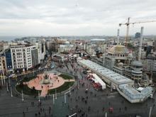 Taksim Camii'nin alemi yerleştirildi
