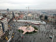 Taksim Camii'nin alemi yerleştirildi