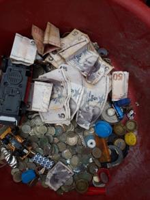 Çöp evden, çok sayıda mermi ve para çıktı