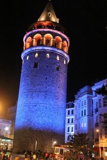 İstanbul'un simgeleri mavi ve turuncuya büründü