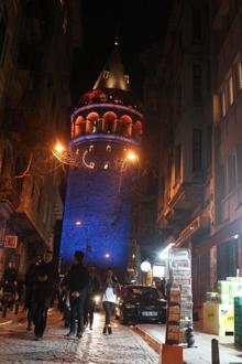 İstanbul'un simgeleri mavi ve turuncuya büründü