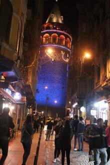 İstanbul'un simgeleri mavi ve turuncuya büründü