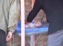 Camideki teneşir masası üzerinde ölü bebek bulundu