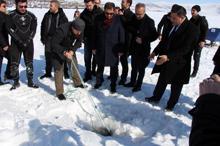 Buzla kaplanan Çıldır Gölü üzerinde muhteşem şölen