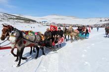 Buzla kaplanan Çıldır Gölü üzerinde muhteşem şölen