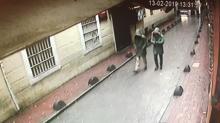 Beyoğlu'nda korku dolu anlar! 7 saniyeyle kurtuldular