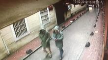 Beyoğlu'nda korku dolu anlar! 7 saniyeyle kurtuldular