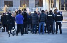 Ameliyatta ölen hastanın yakınları, hastaneyi birbirine kattı