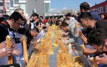 Bursa'da en uzun börek yemek yarışması ilginç görüntülere sahne oldu