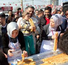 Bursa'da en uzun börek yemek yarışması ilginç görüntülere sahne oldu