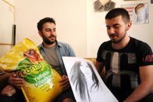 Kedi ve köpek maması getirene portre çizim bedava