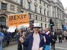 İngiltere'de dev ''Brexit'i halka bırakın'' yürüyüşü