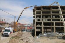 İnşaat işçisi feci şekilde can verdi, cenaze vinçle aşağı indirildi