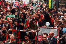 Bursa'da fetih yürüyüşünde Diriliş Ertuğrul oyuncularına yoğun ilgi