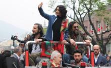 Bursa'da fetih yürüyüşünde Diriliş Ertuğrul oyuncularına yoğun ilgi