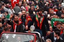 Bursa'da fetih yürüyüşünde Diriliş Ertuğrul oyuncularına yoğun ilgi