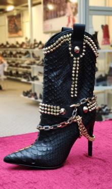 87 bin liralık çizme Rus koleksiyonere satıldı