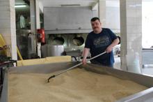 Taş değirmende tahin üretiyorlar