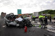 TIR'a çarpan lüks araç hurdaya döndü!