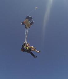 Tatilde adrenalin tutkunları uçaktan paraşütle atladı