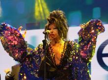 Bülent Ersoy'a sahnede doğum günü sürprizi