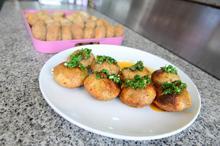 Mangalda içli köfte ilgi görüyor