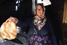 Kadifekale'de kadınlar tandır ekmeği yaparak evlerini geçindiriyor