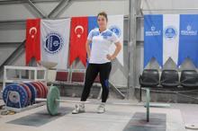 'Halter erkek sporu, yapamazsın' dediler, şimdi olimpiyatları hedefliyor