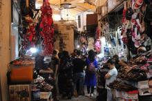 Eski ayakkabı pazarı yoksulların yüzünü güldürüyor