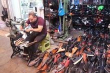 Eski ayakkabı pazarı yoksulların yüzünü güldürüyor