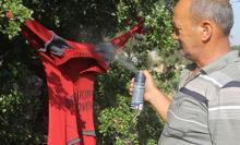 Çiftçinin ilginç yöntemi: Tarlanın etrafına insan saçı serpiyor, tişörtlere parfüm sıkıyor...