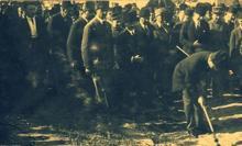 İlk kazmayı Atatürk'ün vurduğu yenilenen demiryolu hattı açılıyor