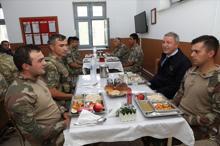 Bakan Akar ve komutanlar sınır hattında